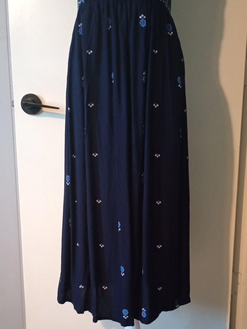 Sleeveless Navy Blue Midi Dress With Embroidered Floral Detailing Size Large - Picture 3 of 12